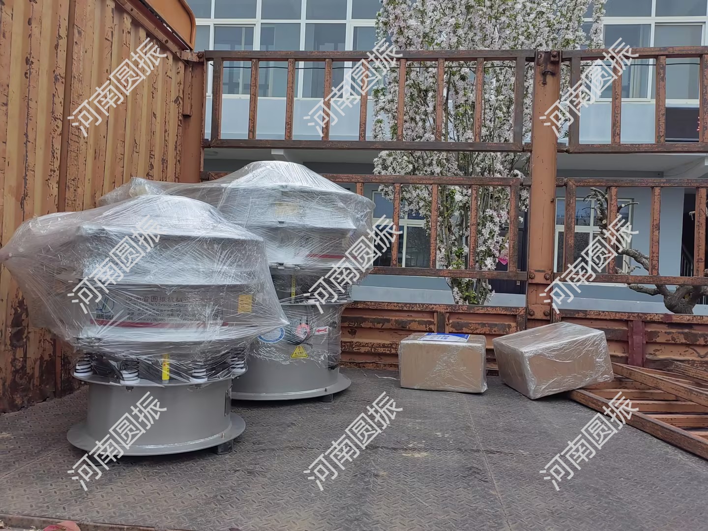 湖南省2臺超聲波振動篩今日發貨